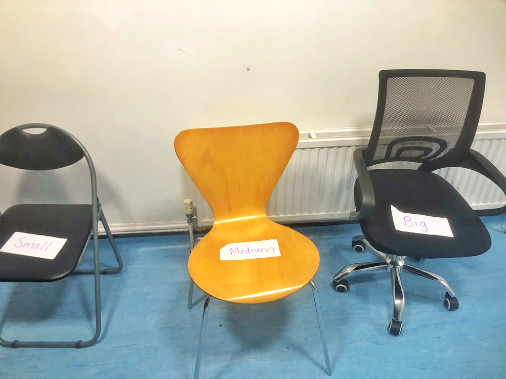 Three chairs language of size
